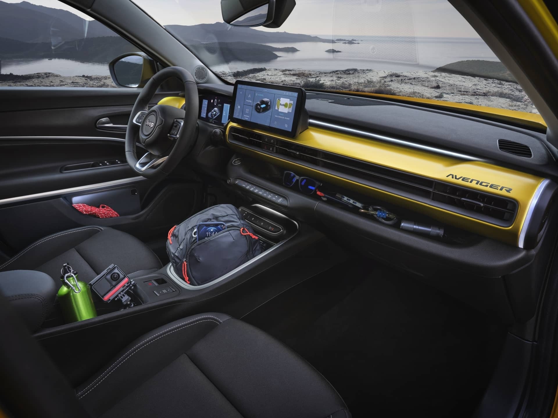 Interior del Jeep Avenger exhibiendo su tablero y detalles de diseño únicos.