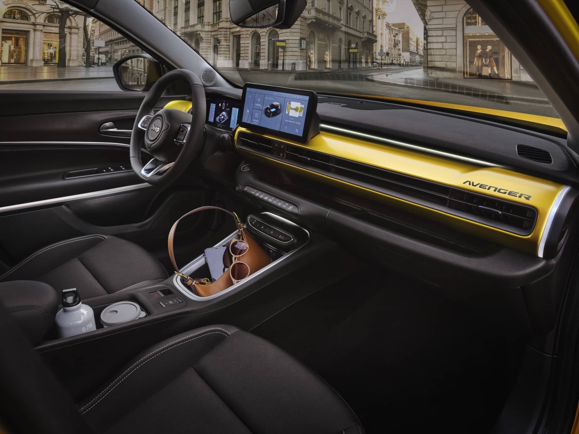 Enfoque lateral del interior mostrando la puerta y asiento.