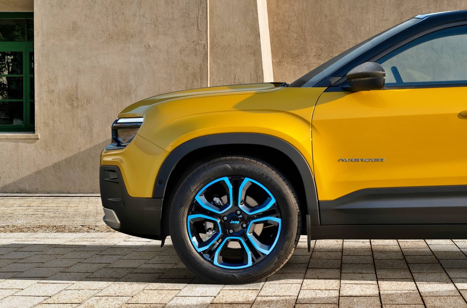 Vista lateral con enfoque en llantas y estribo del Jeep Avenger.