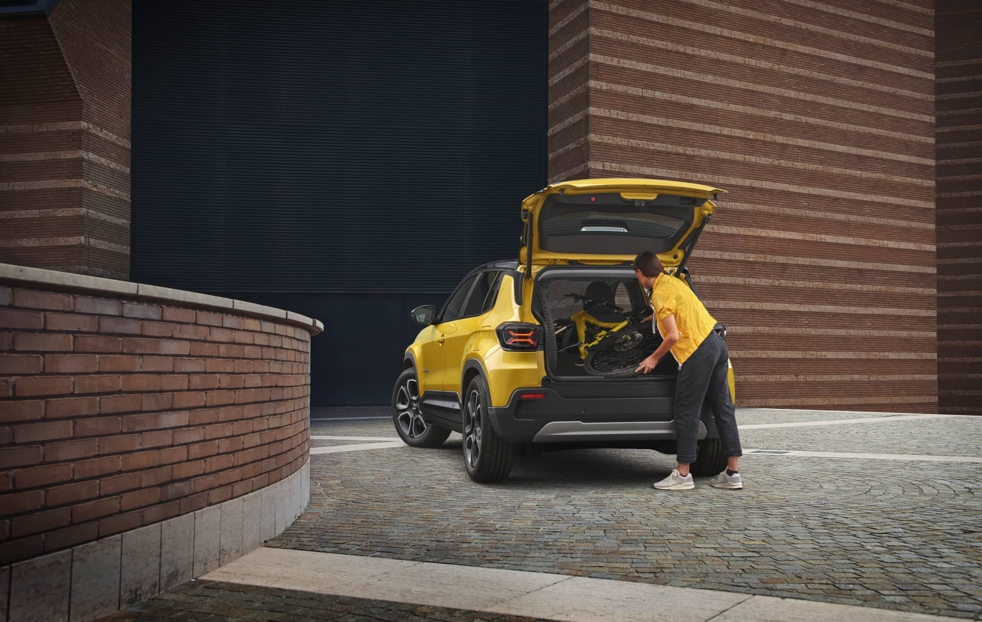 Imagen trasera del Jeep Avenger con maletero abierto mostrando capacidad de carga.