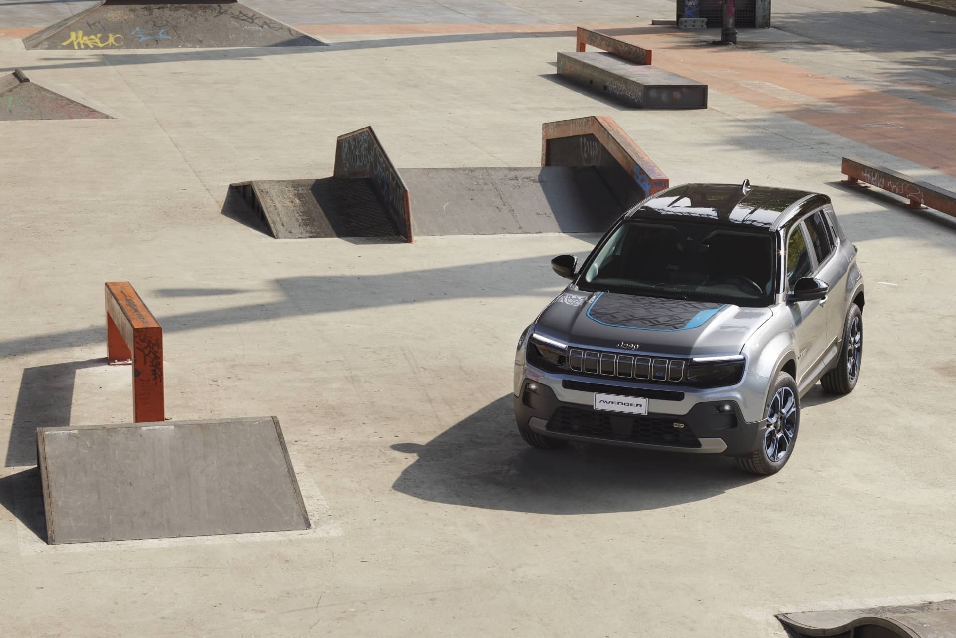 Perspectiva del Jeep Avenger en un skatepark, resaltando su diseño lateral y robustez.