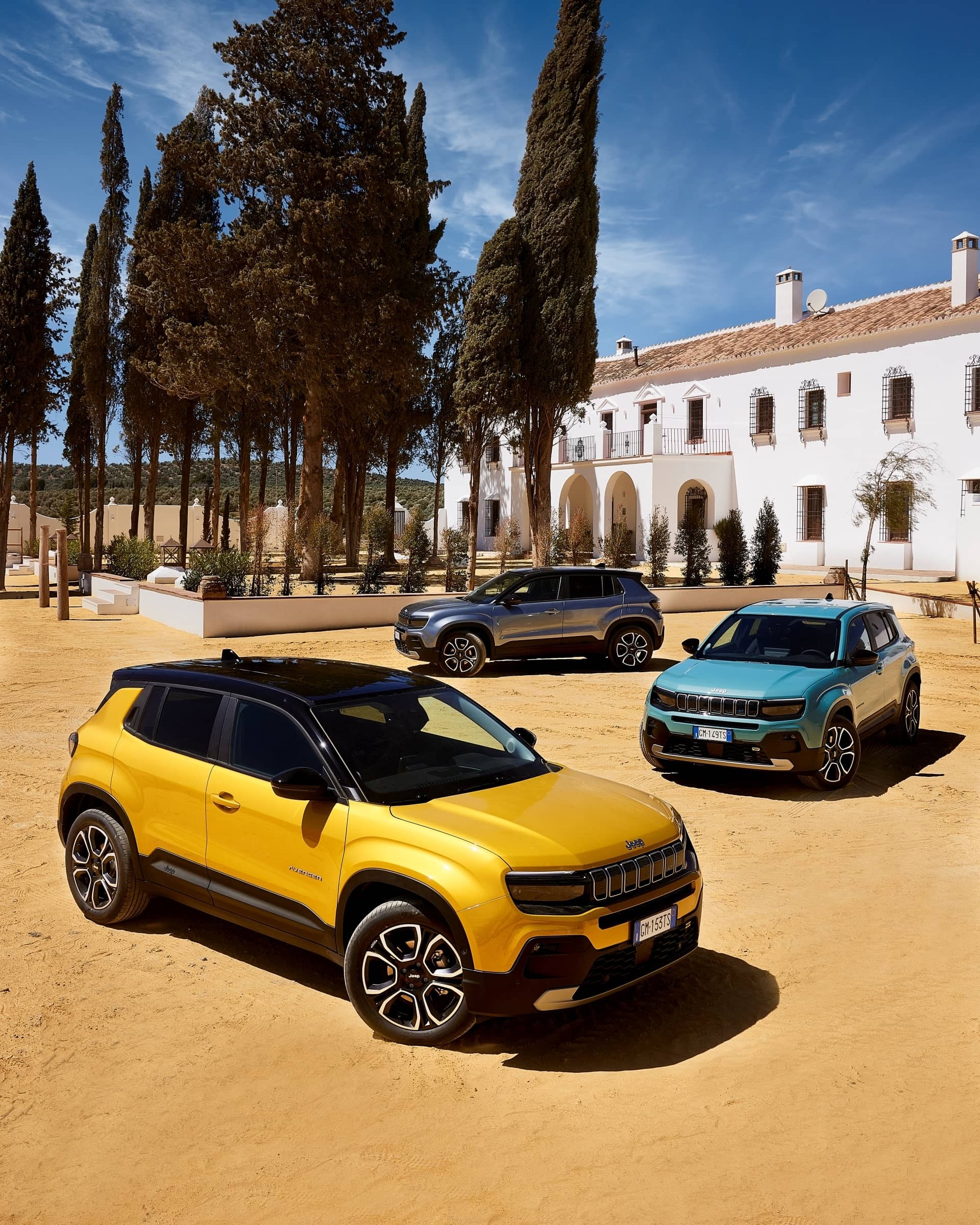 Tres Jeep Avengers expuestos frente a edificio histórico, mostrando sus diferentes ángulos.