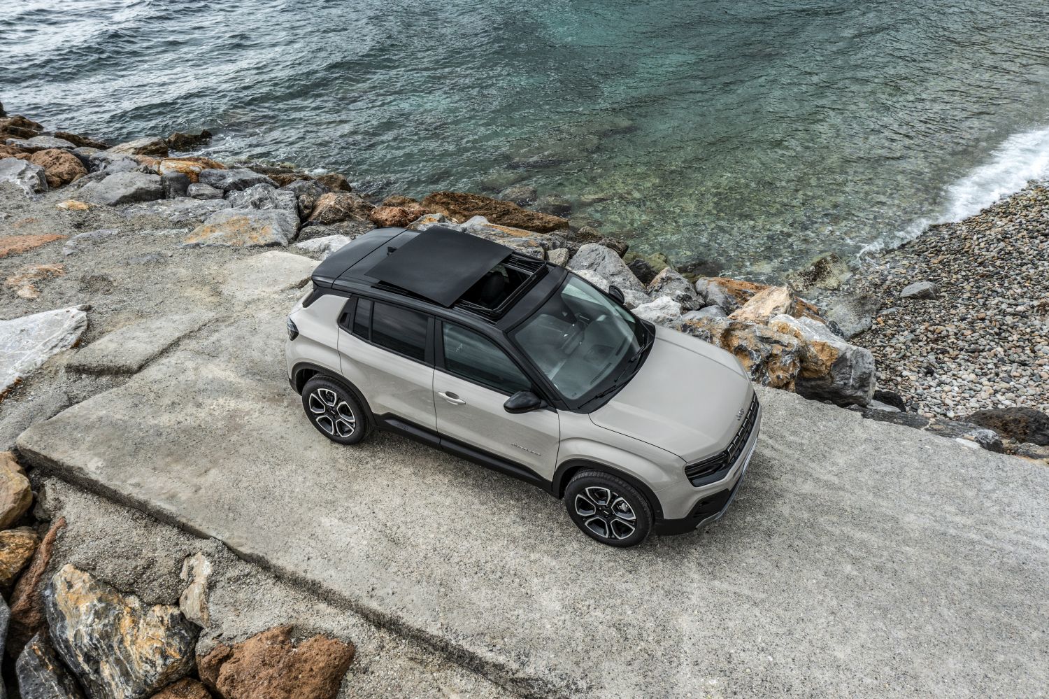 Jeep Avenger con techo solar panorámico mostrado desde una vista aérea.