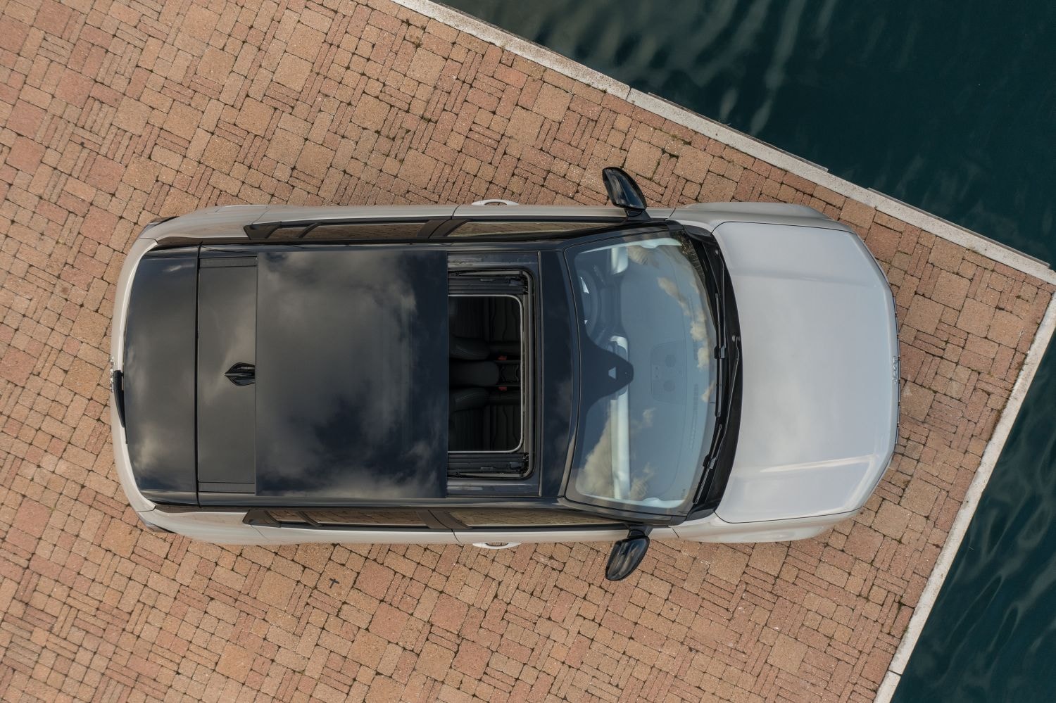 Vista aérea del Jeep Avenger con techo panorámico.