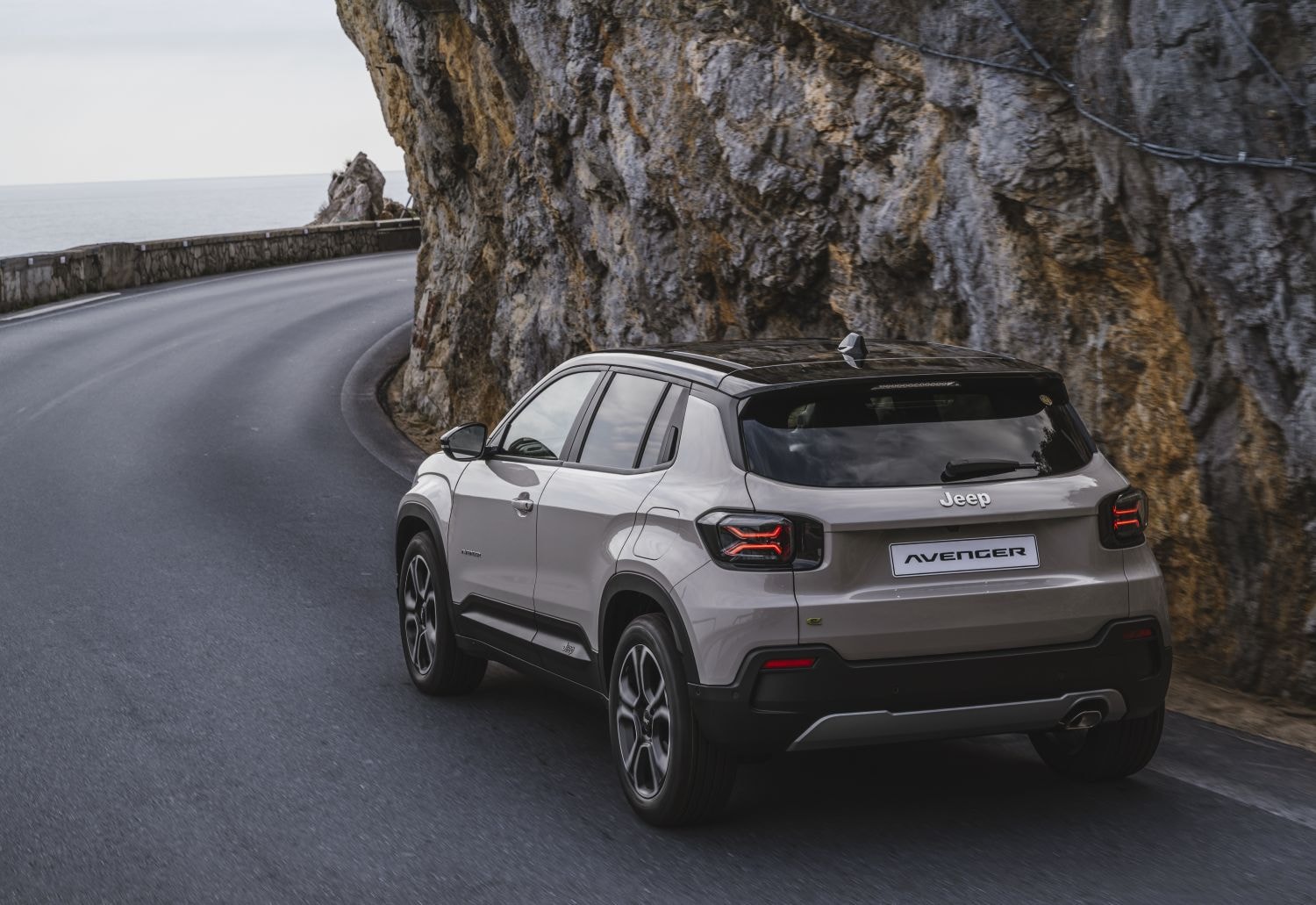 Jeep Avenger exhibiendo su línea trasera y lateral en curva vial.