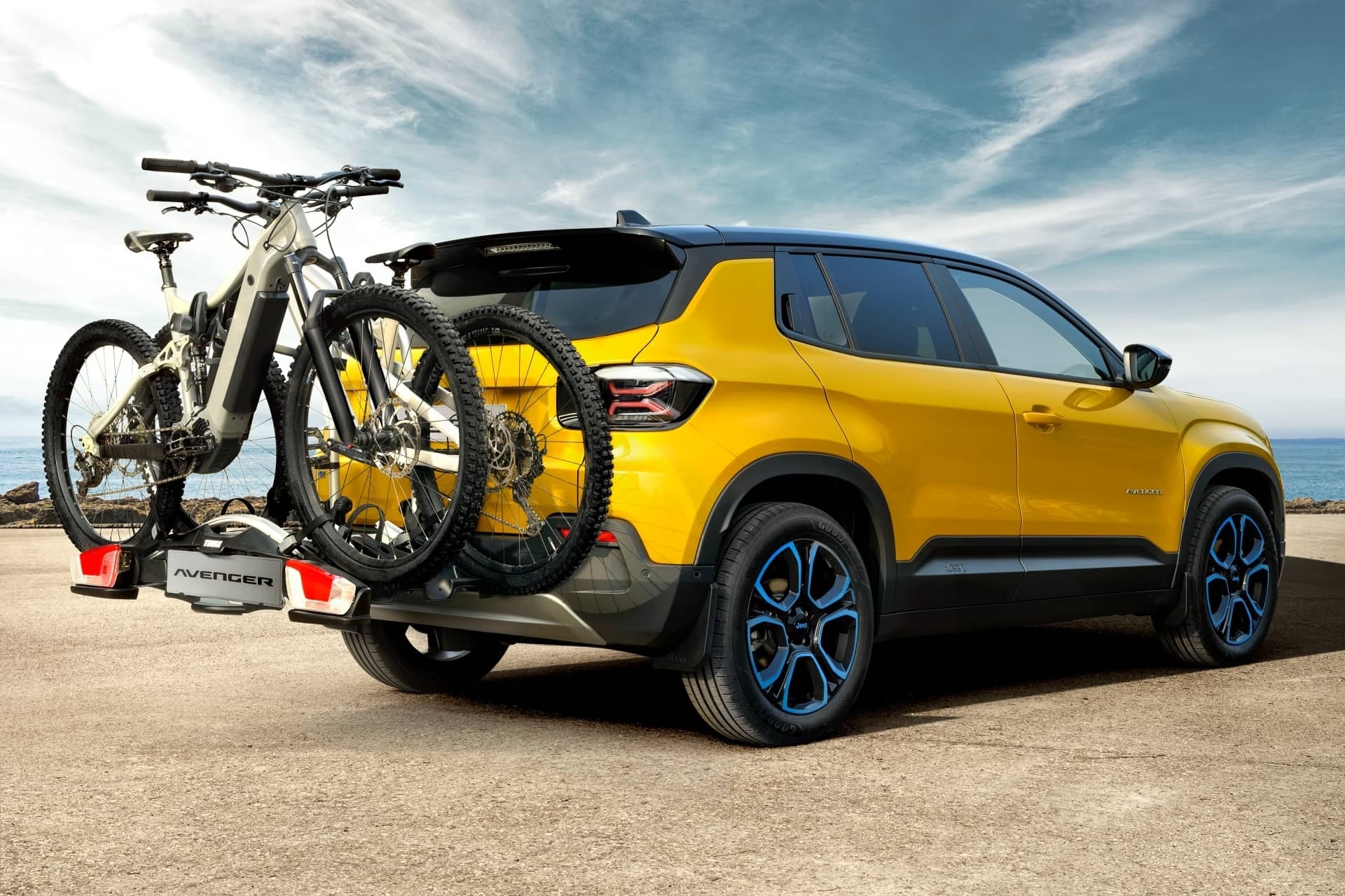Jeep Avenger visto de atrás con portabicicletas, foco en capacidad de carga.