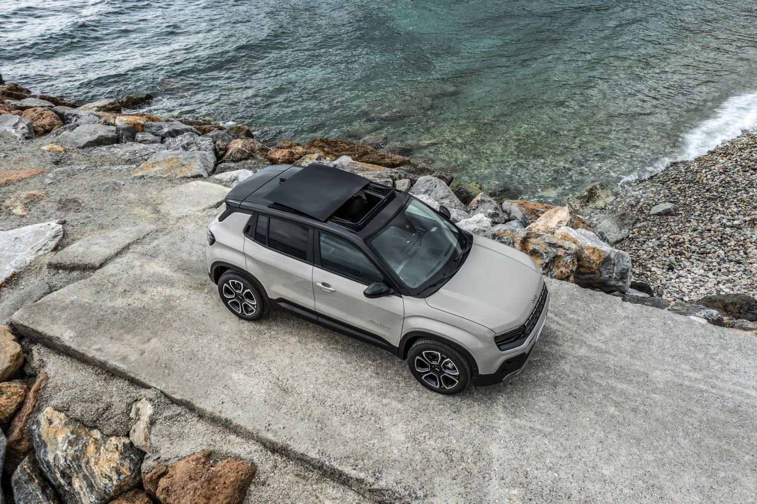 Jeep Avenger visto desde una elevación, destacando su techo solar.