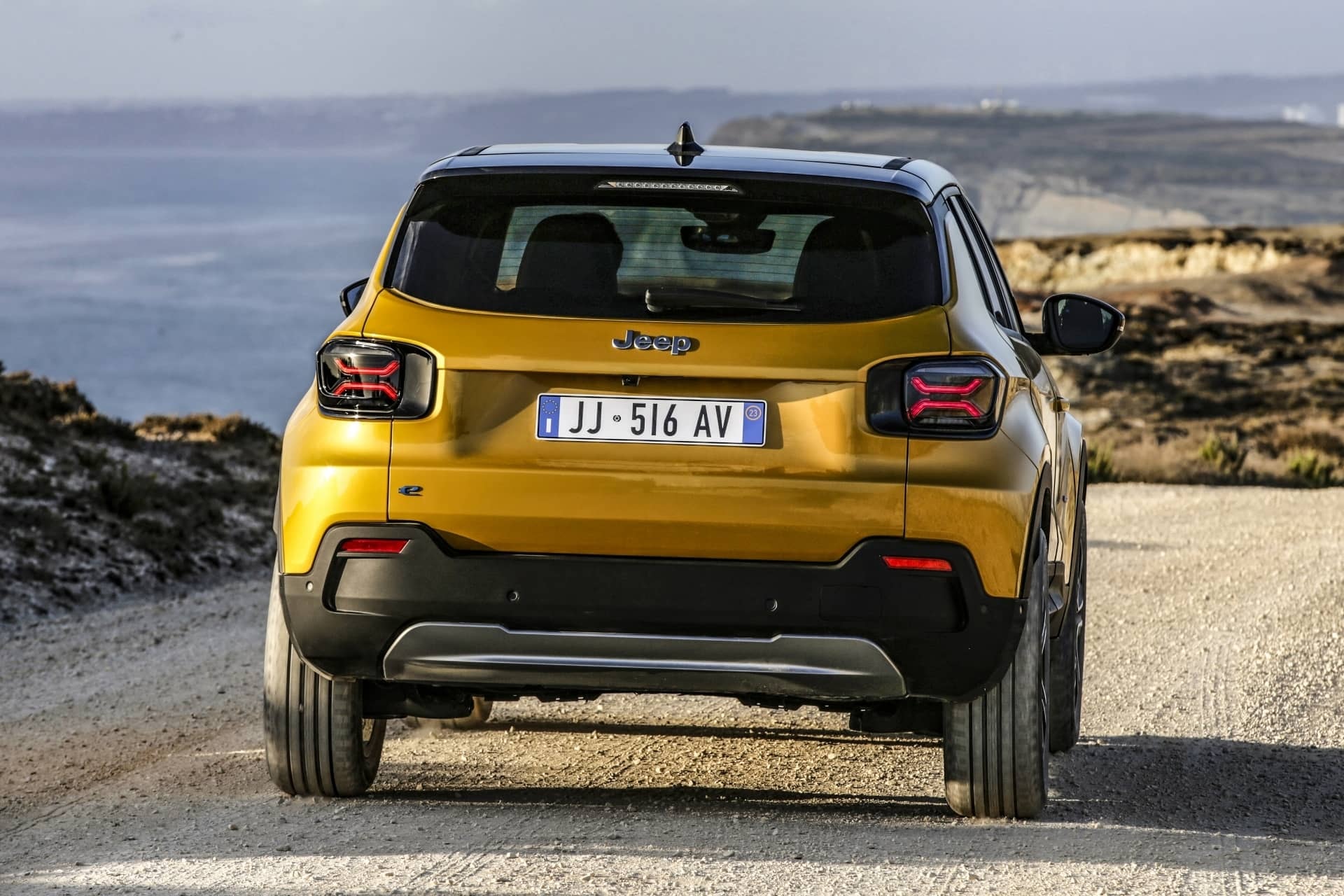 Trasera del Jeep Avenger resaltando su diseño distintivo y modernos grupos ópticos.