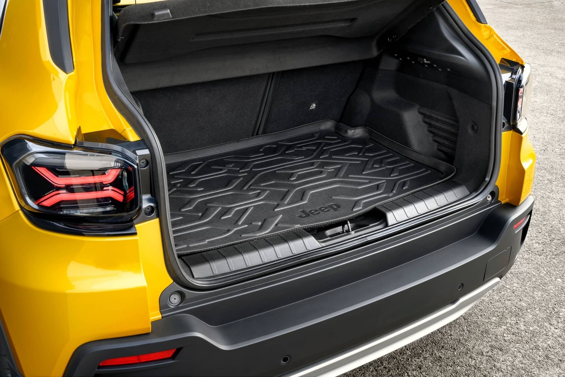 Espacio de almacenaje del maletero del Jeep Avenger, funcional y espacioso.