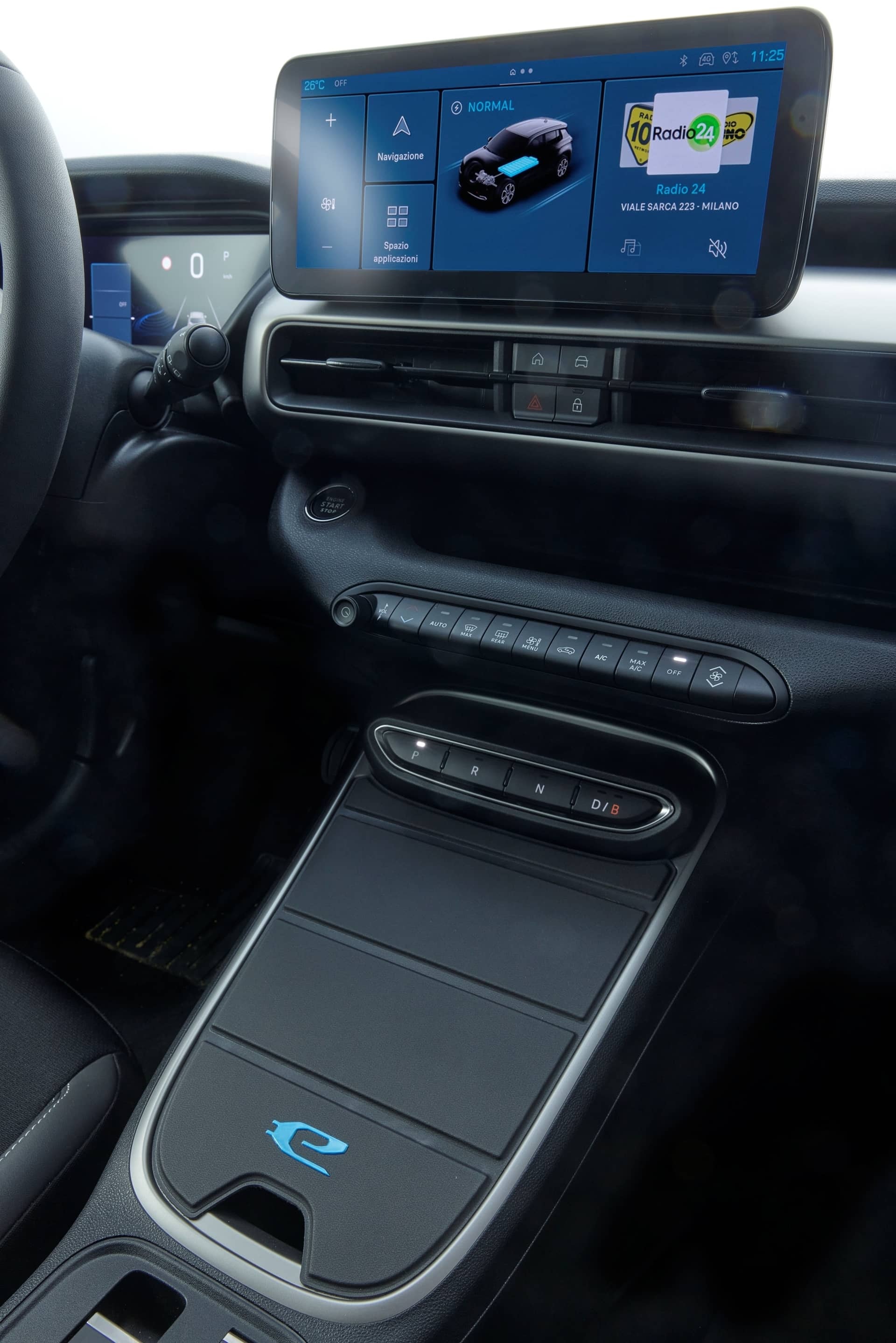 Control del sistema de infoentretenimiento y visión clara del selector de marchas.