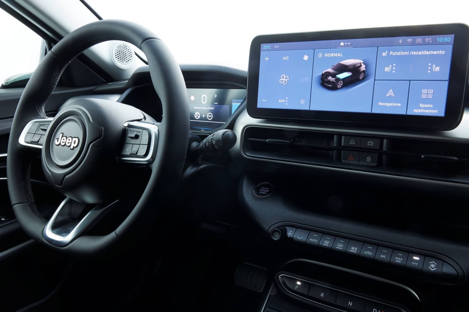 Vista del volante y la pantalla de instrumentación desde el lado del conductor.