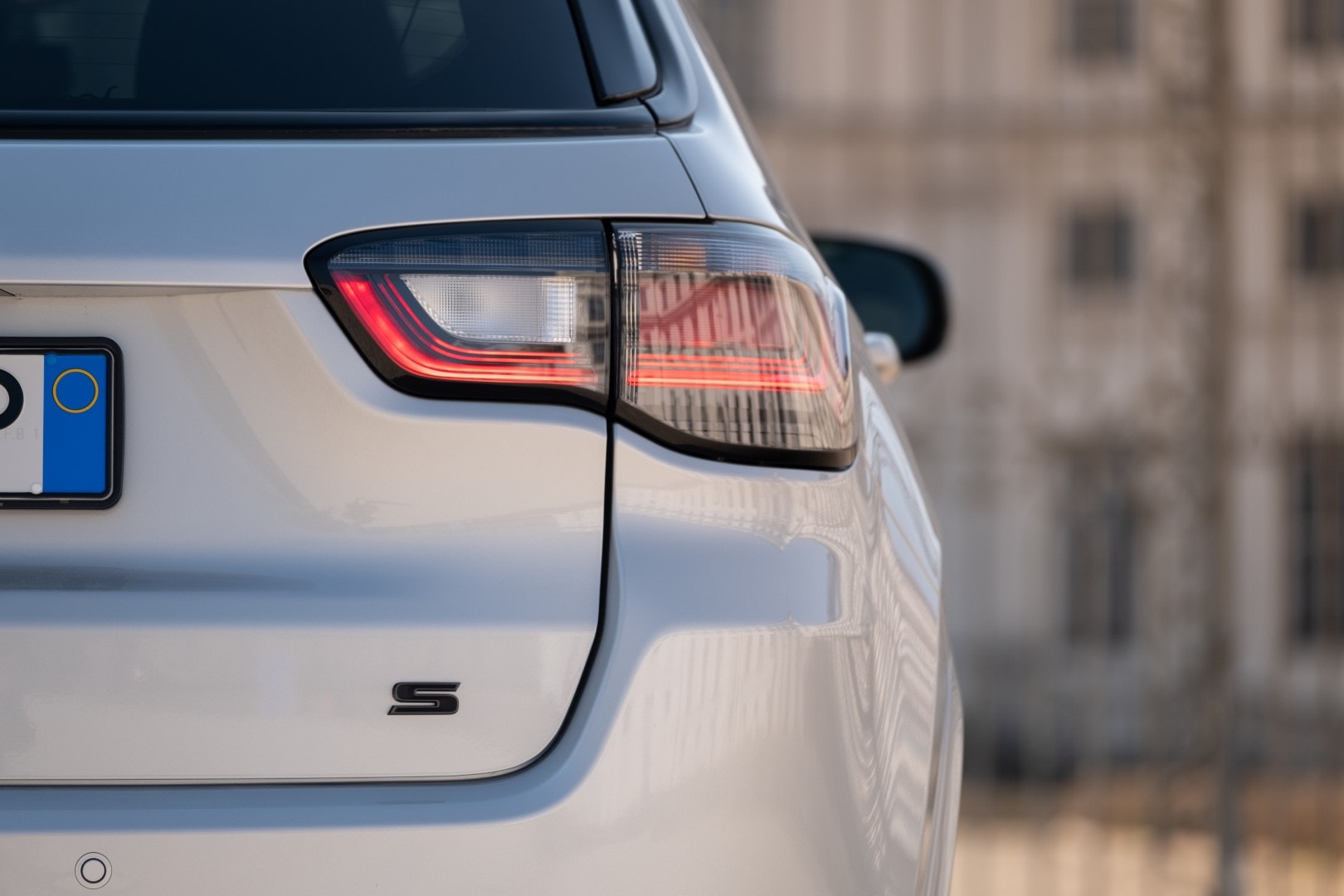 Detalle de la luz trasera del Jeep Compass Híbrido, diseño y tecnología.