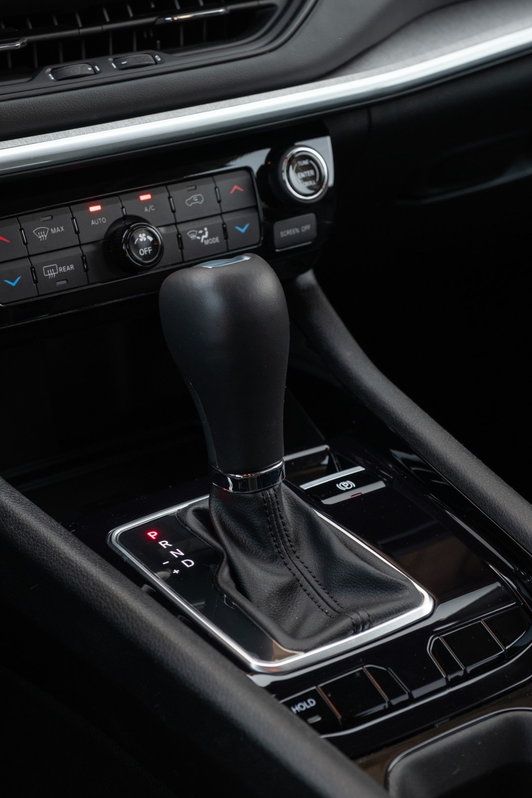 Palanca de cambios del Jeep Compass, fino diseño con acabados metálicos.