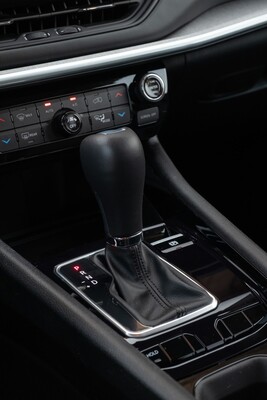 Palanca de cambios del Jeep Compass, fino diseño con acabados metálicos. Palanca de cambios del Jeep Compass, fino diseño con acabados metálicos.