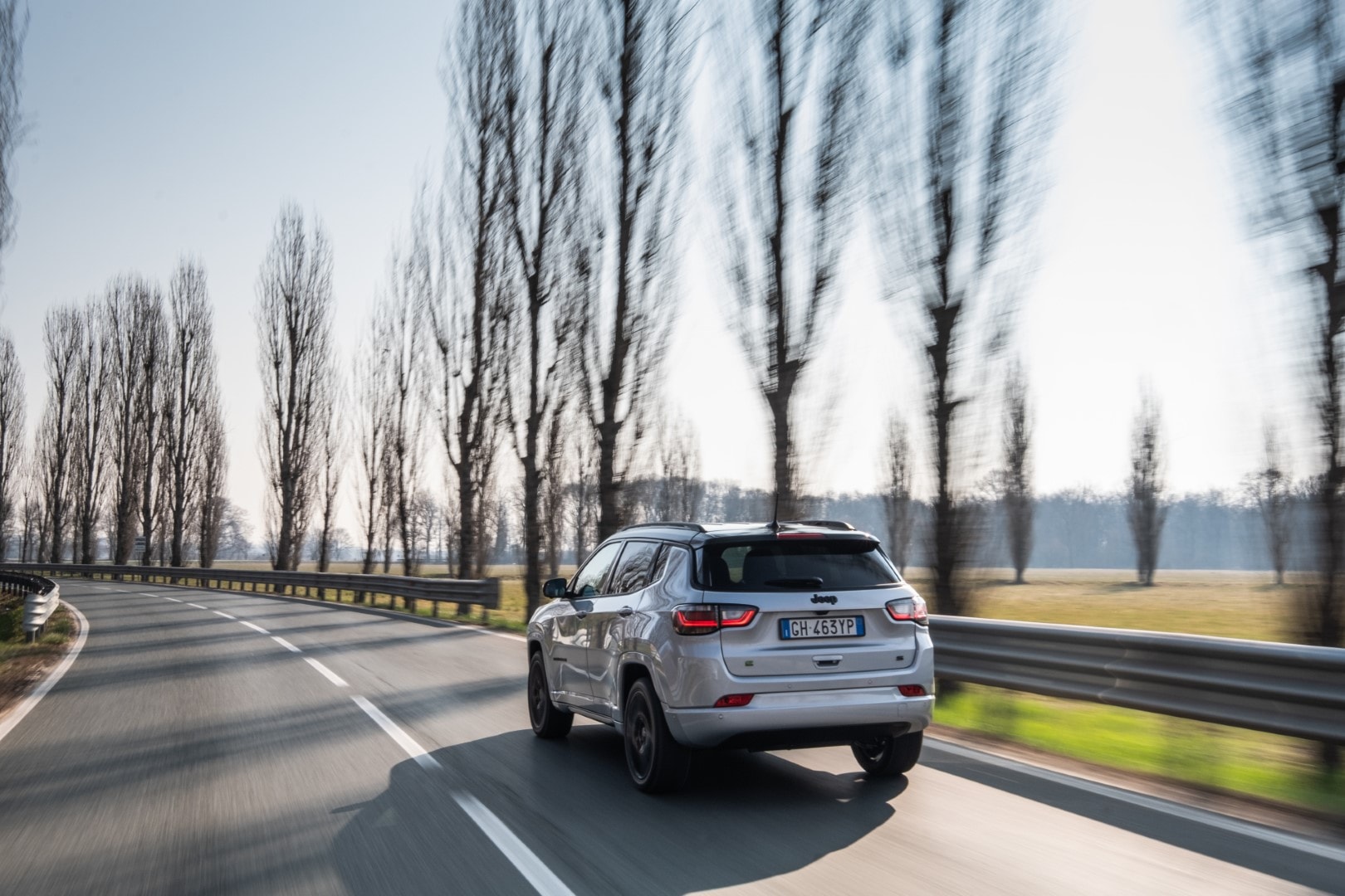 Fotografía en movimiento del Jeep Compass, mostrando su estabilidad y diseño.