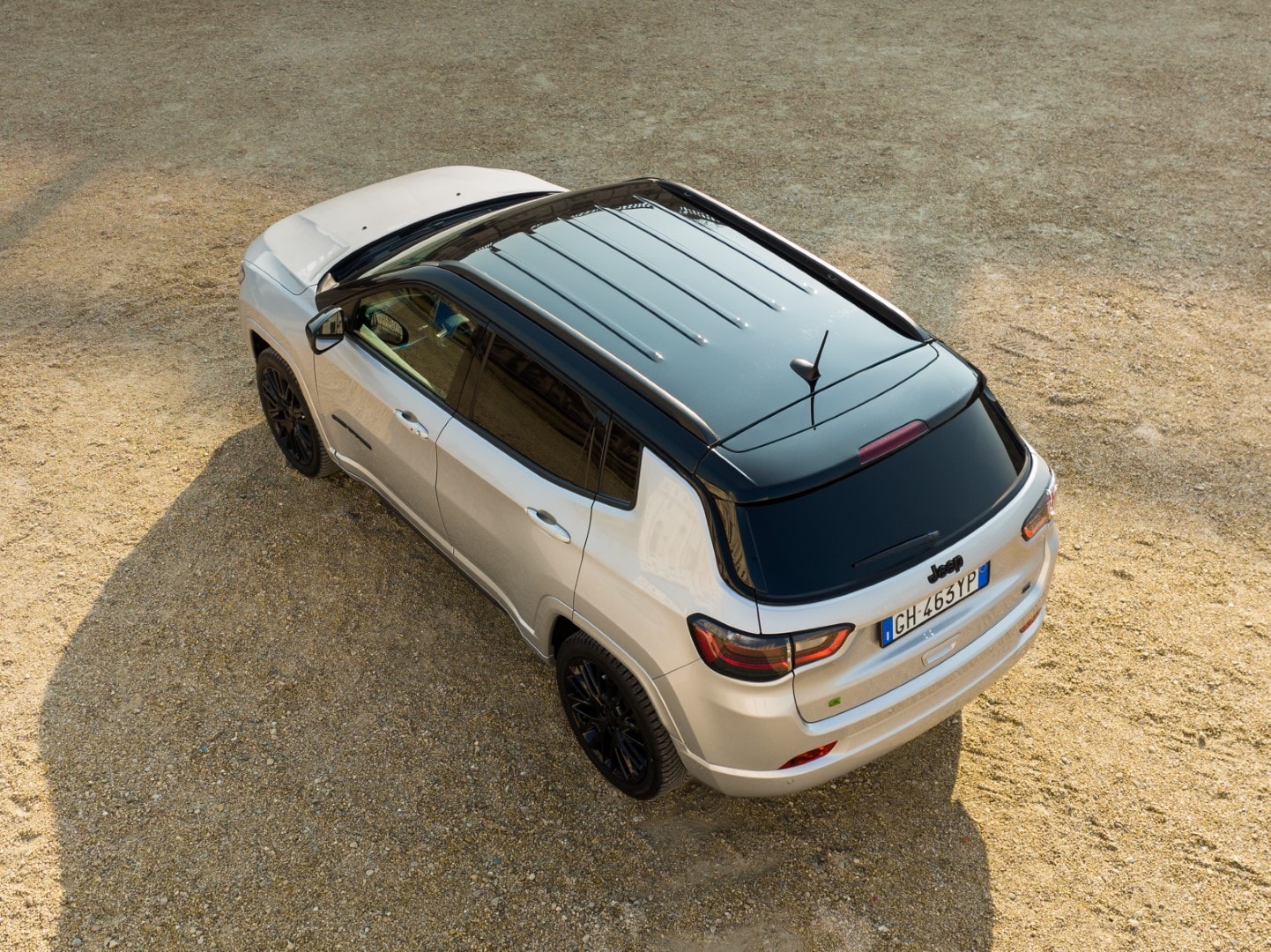 Vista superior del Jeep Compass con techo solar visible.