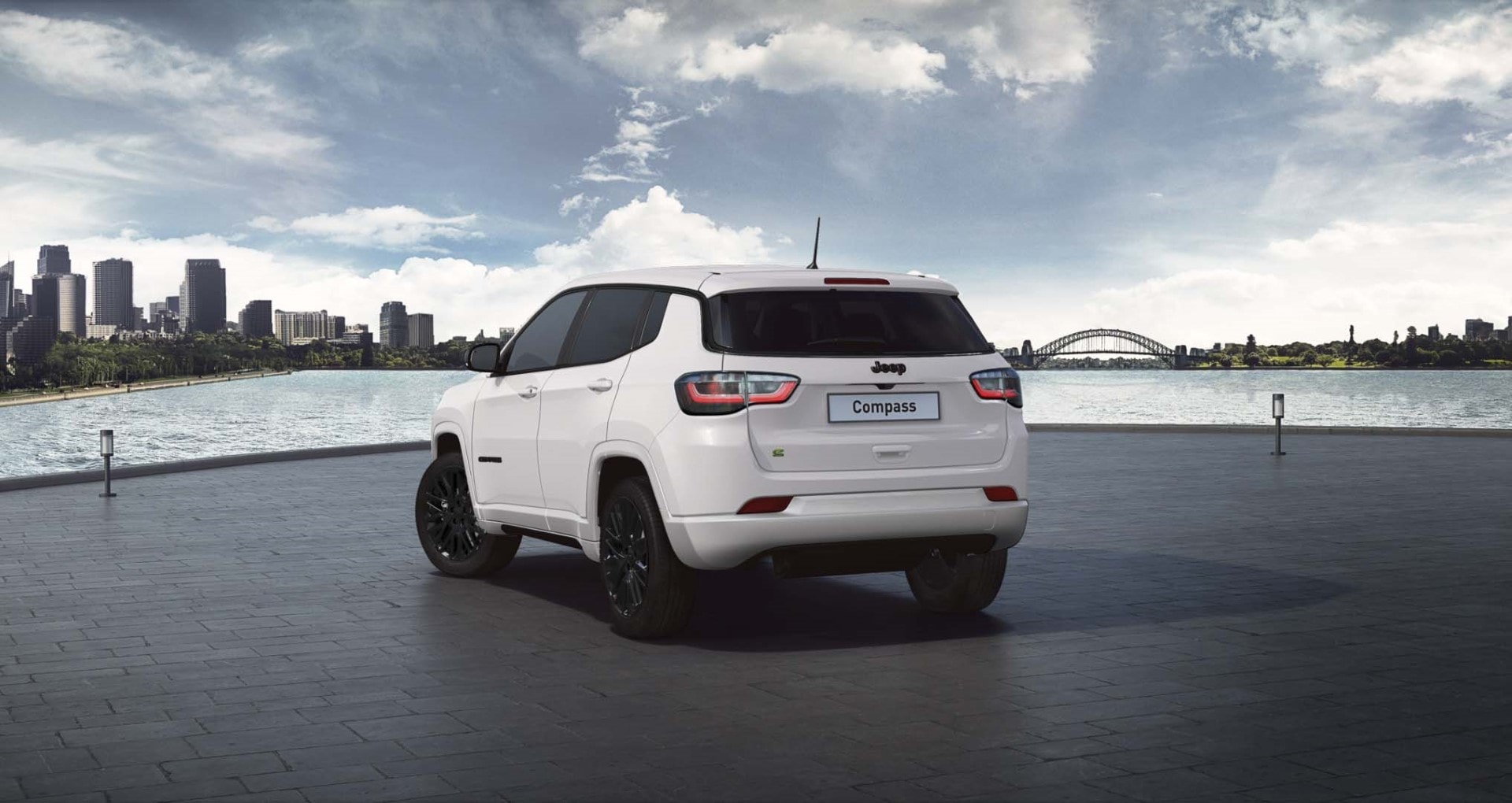 Perspectiva trasera del Jeep Compass Híbrido en una plataforma urbana.