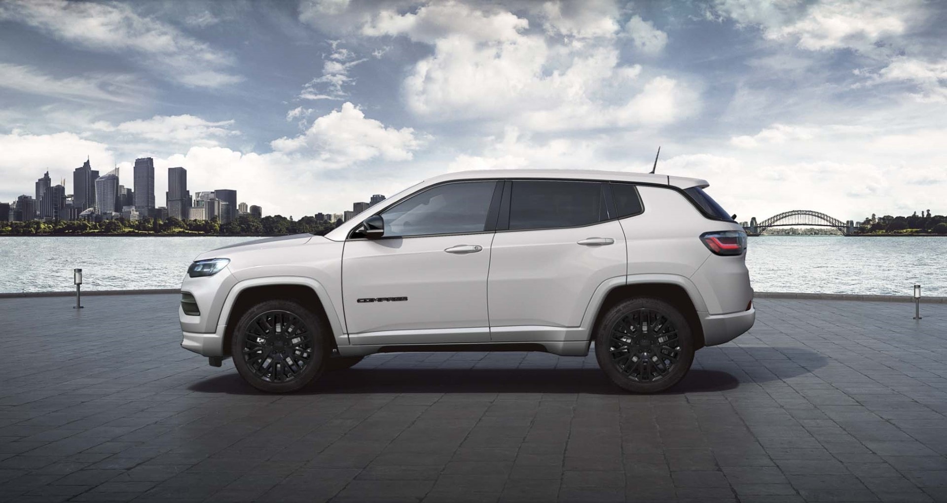 Vista lateral del Jeep Compass Híbrido, mostrando líneas y diseño.