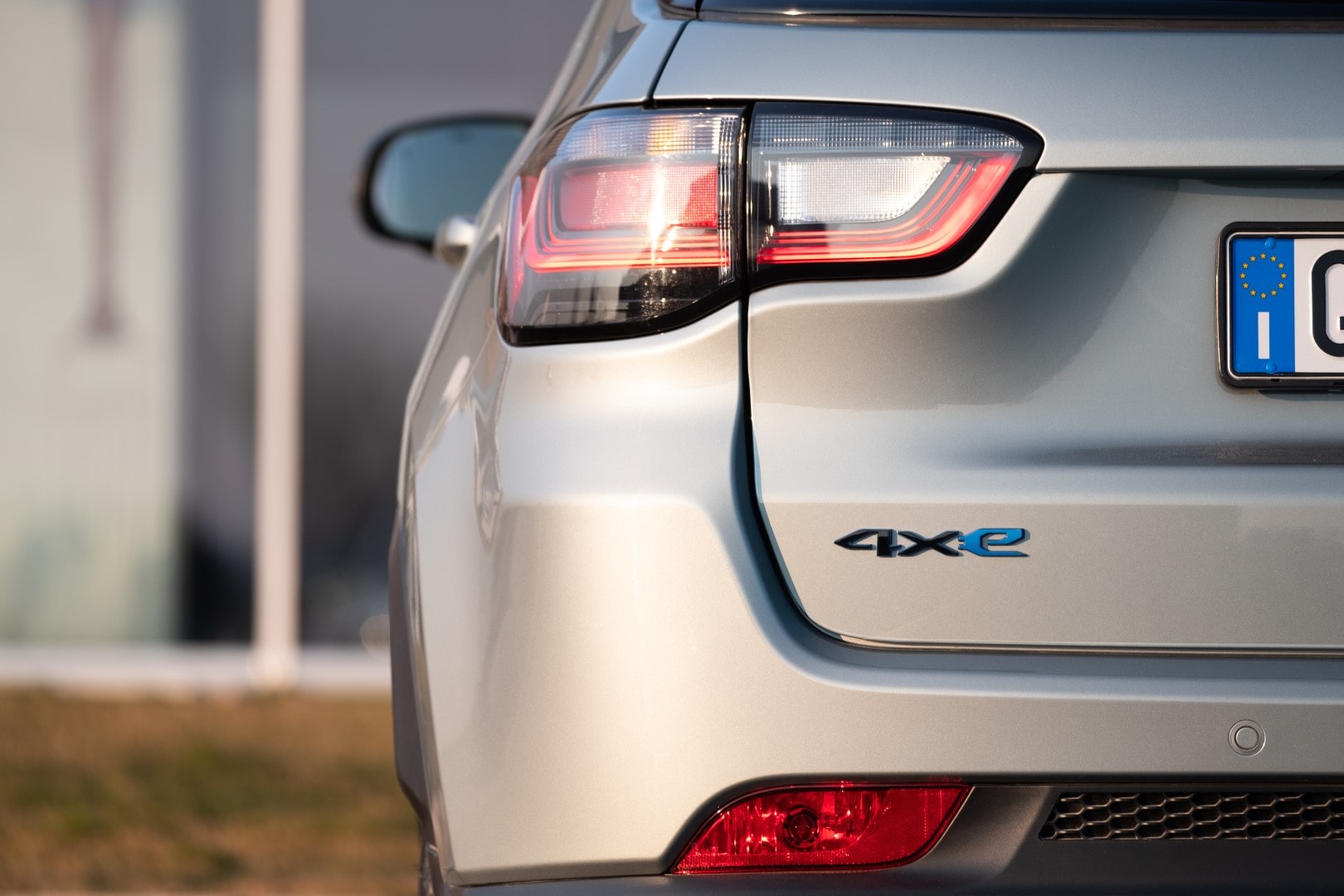 Vista trasera enfocando ópticas y distintivo 4xe.