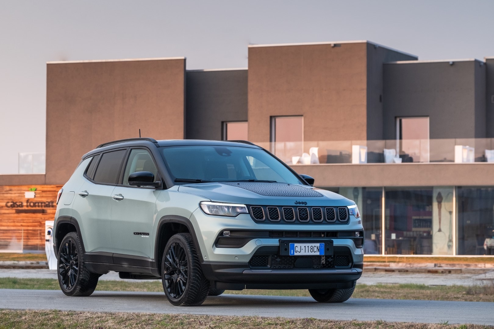 Imagen perfilada del Jeep Compass que resalta su diseño robusto.