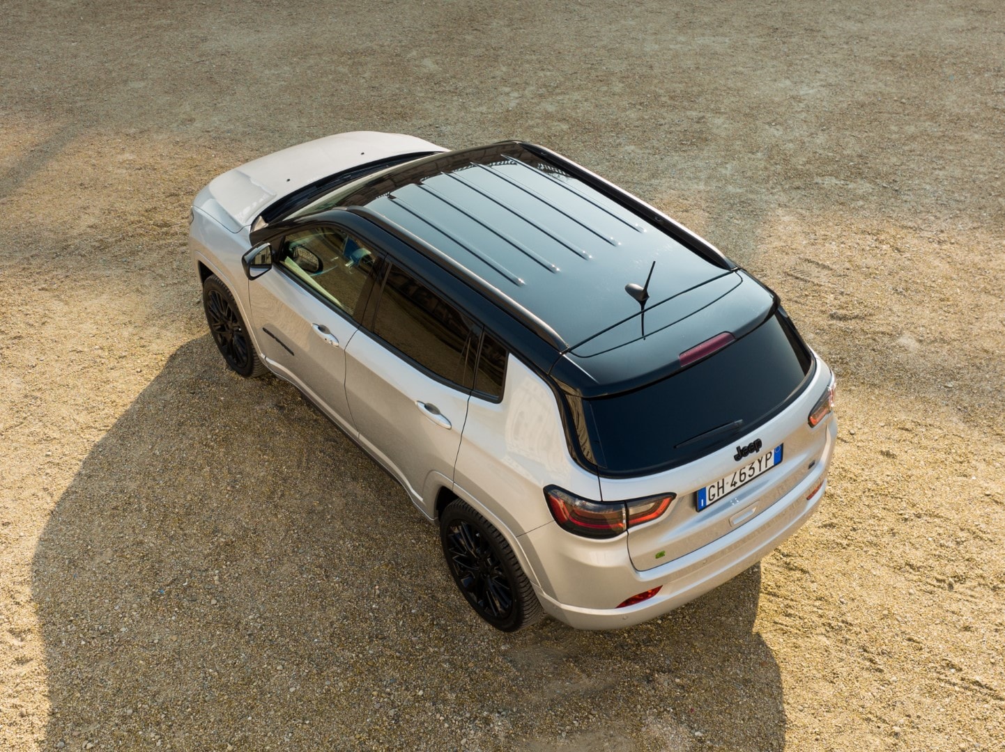 Vista aérea del Jeep Compass Híbrido resaltando su techo y diseño.