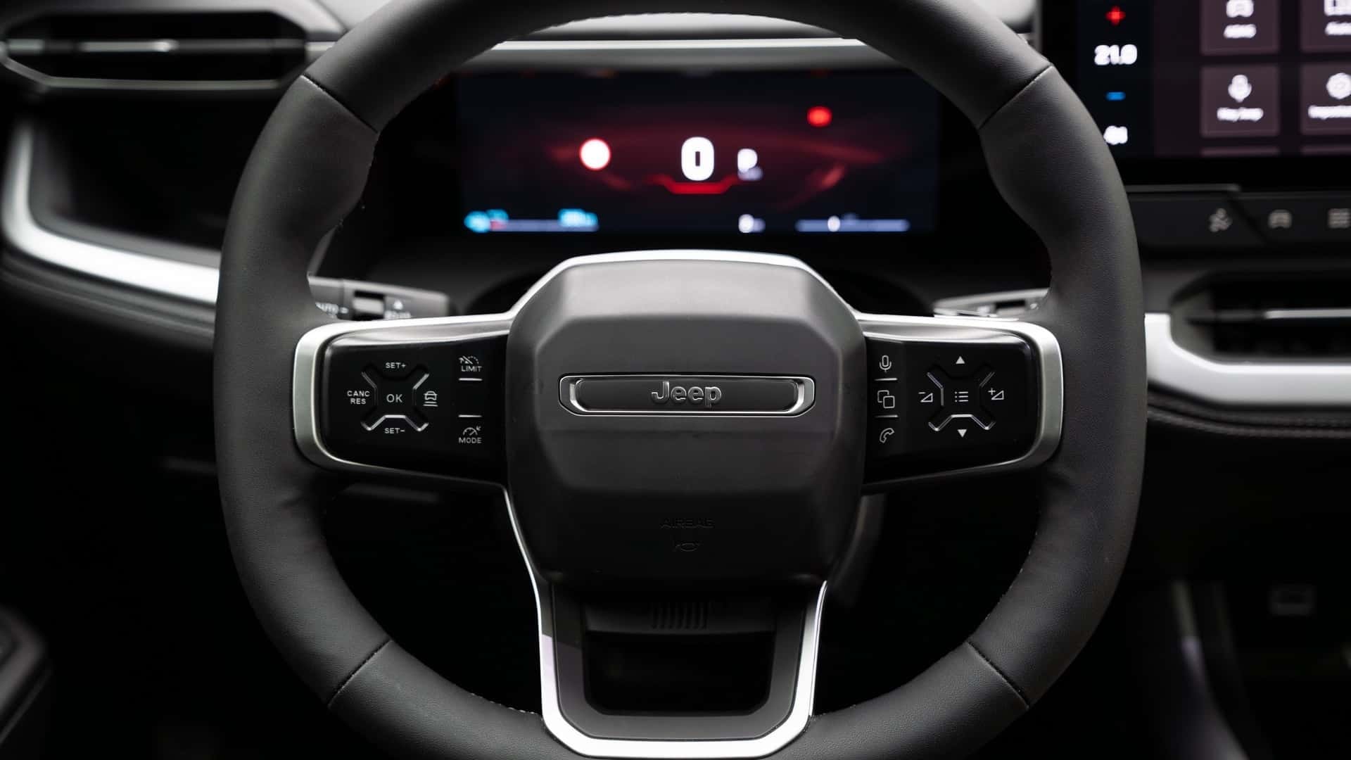 Línea lateral elegante que resalta la proyección aerodinámica del Jeep Compass.