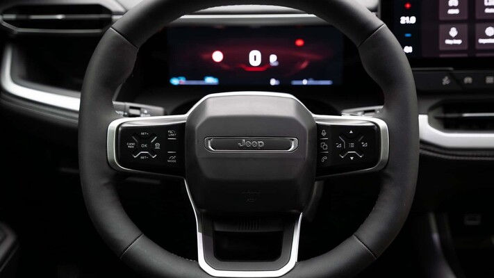 Línea lateral elegante que resalta la proyección aerodinámica del Jeep Compass. Línea lateral elegante que resalta la proyección aerodinámica del Jeep Compass.