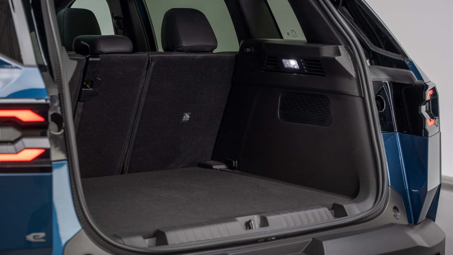 Interior que resalta el volante estilizado y la avanzada instrumentación del Jeep Compass.