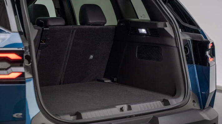Interior que resalta el volante estilizado y la avanzada instrumentación del Jeep Compass. Interior que resalta el volante estilizado y la avanzada instrumentación del Jeep Compass.