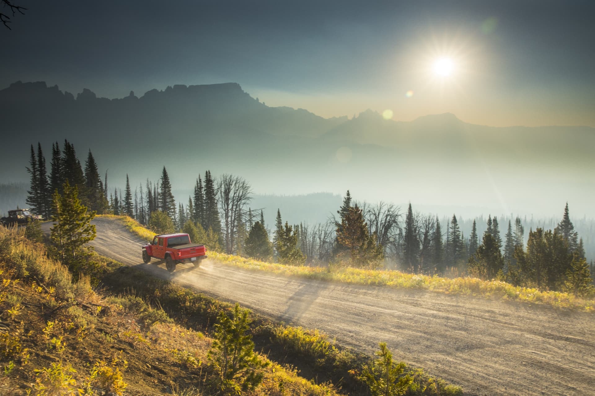 Gladiator subiendo una montaña, bañado por el sol.