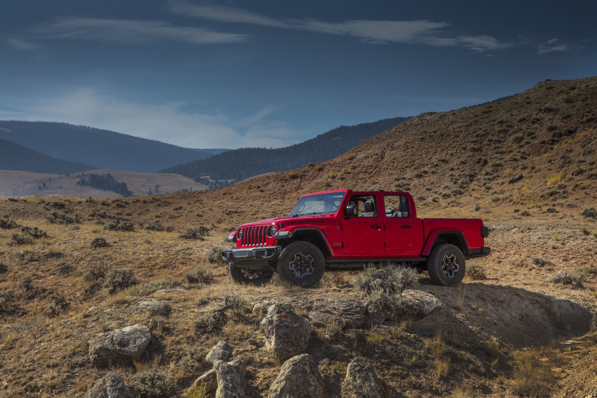 Jeep Gladiator mostrando su capacidad todoterreno en un paisaje montañoso.