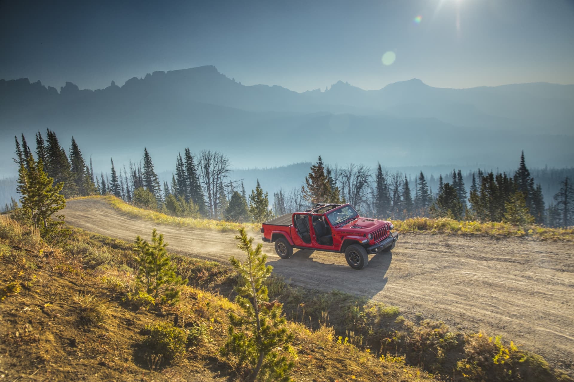 El Jeep Gladiator disfrutando del sol y la naturaleza, ilustrando su enfoque outdoor.