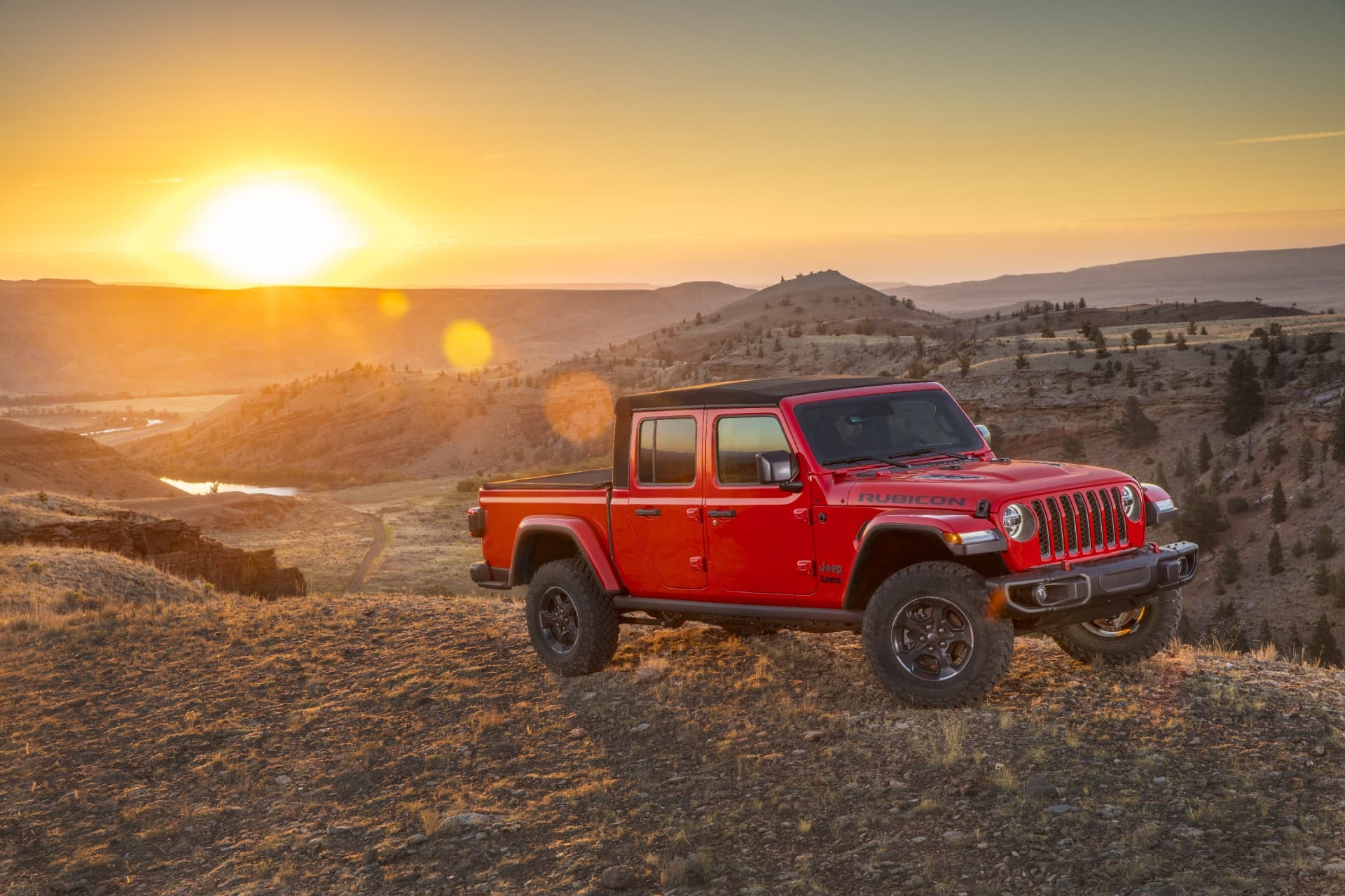 Jeep Gladiator al atardecer, una imagen que evoca aventura y libertad.