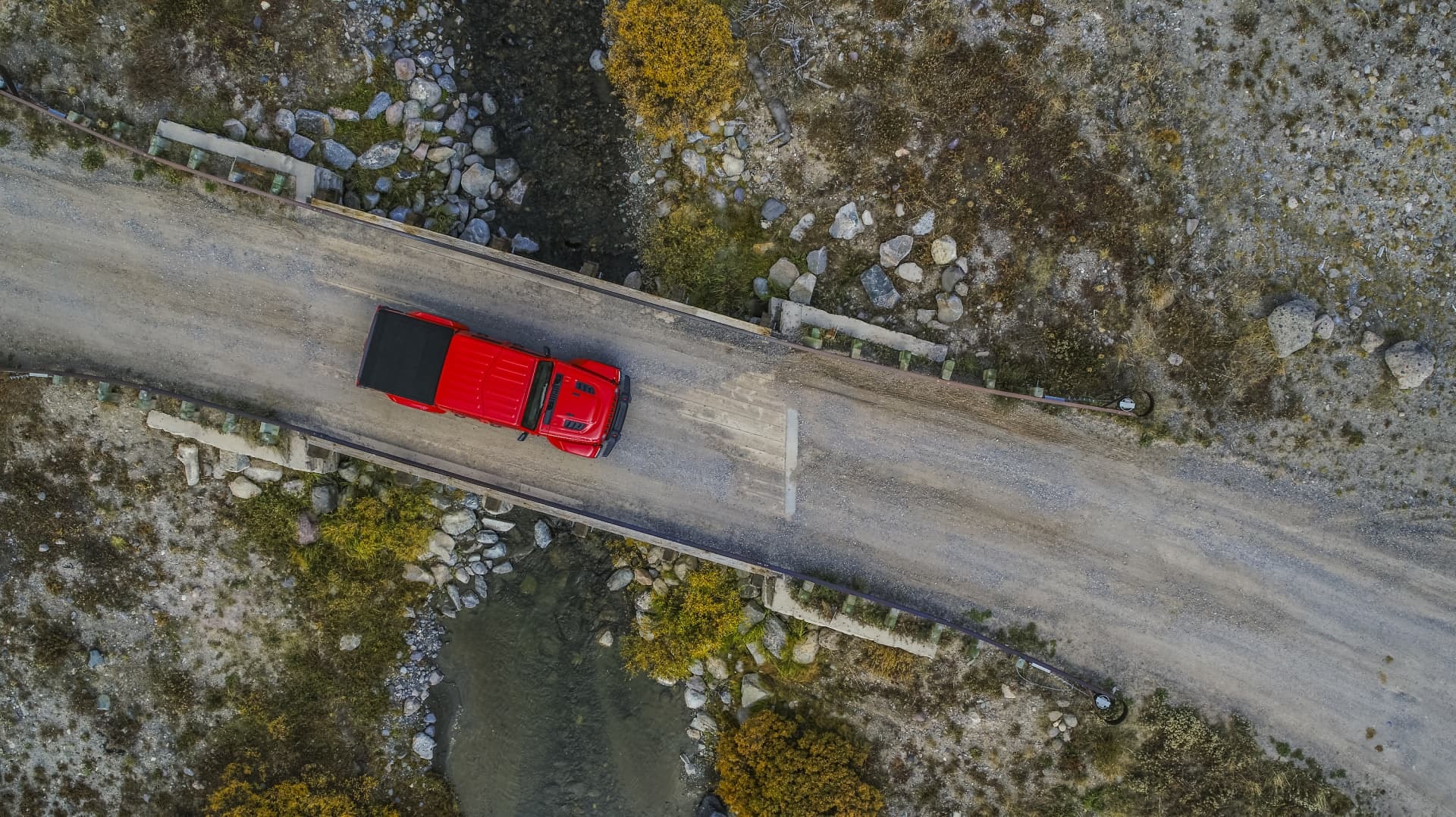 Imagen aérea del Gladiator en un camino escarpado.