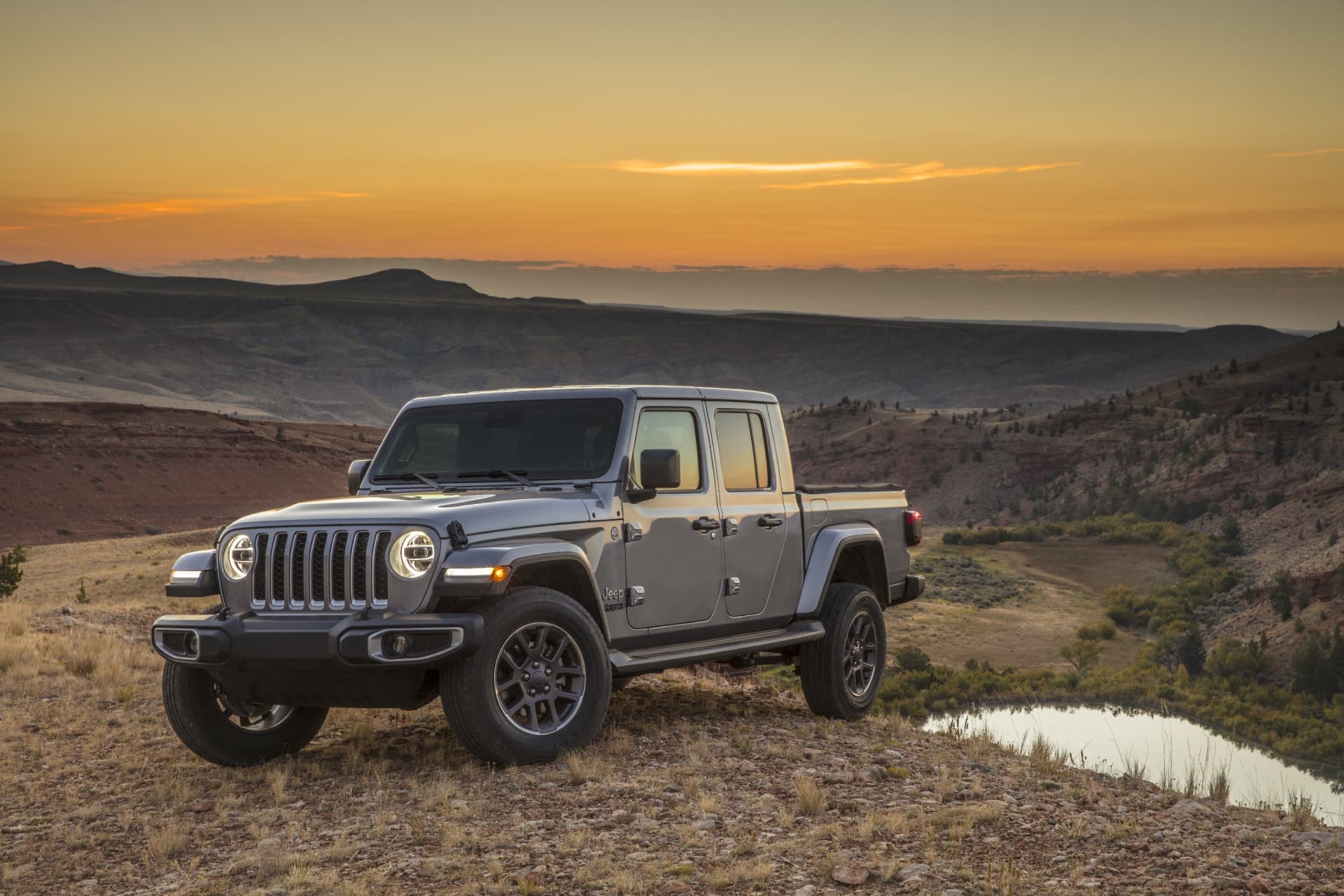 Perfil del Jeep Gladiator destacando su diseño robusto al atardecer.