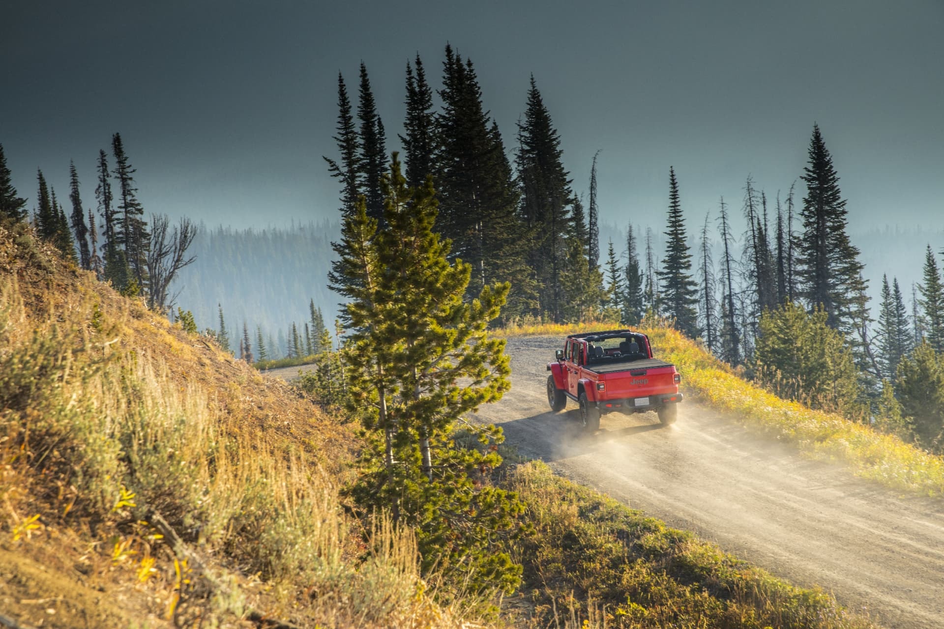 Jeep Gladiator recorriendo terrenos montañosos, ejemplificando su capacidad todoterreno.