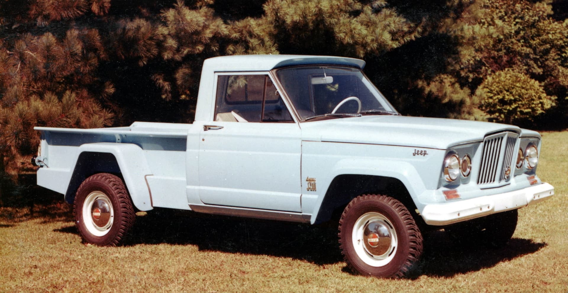 Jeep Gladiator clásico en su esplendor, encarna el legado de Jeep en los años 60.