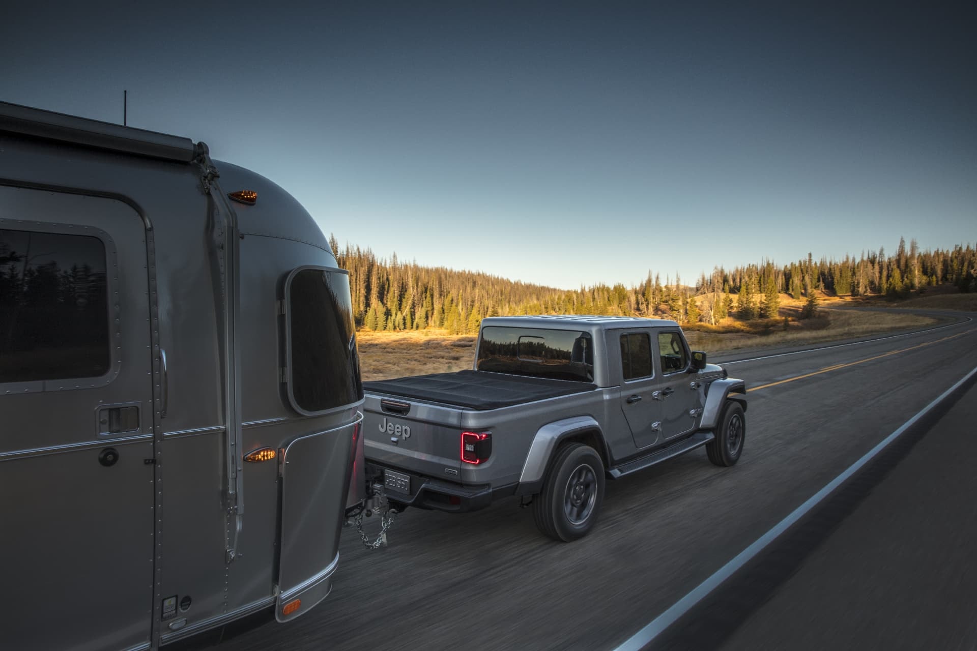 Perspectiva aérea del Jeep Gladiator, enfatiza su habilidad para remolcar en carretera.