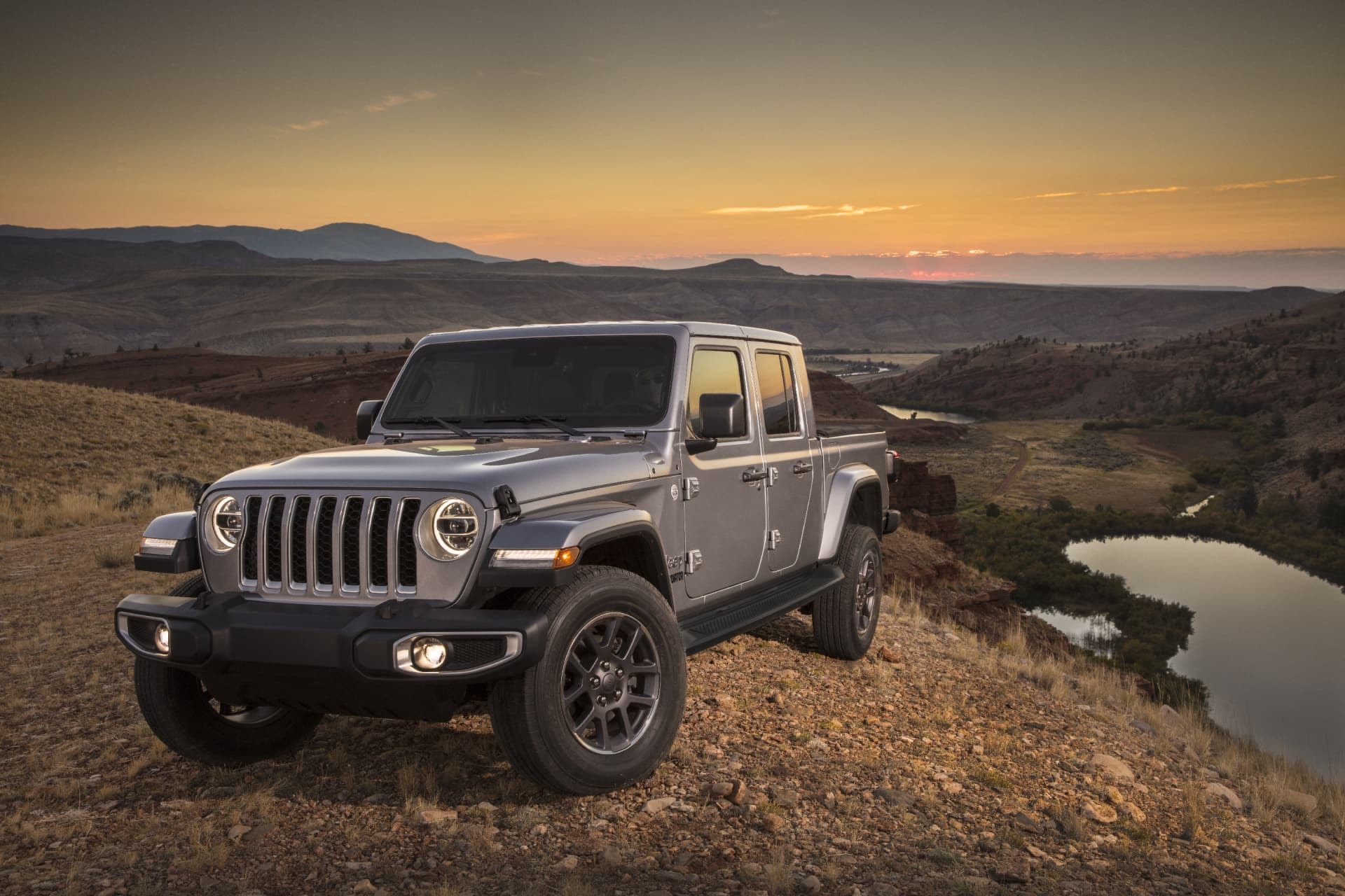 Conducción al crepúsculo, el Jeep Gladiator muestra su diseño y capacidad off-road.