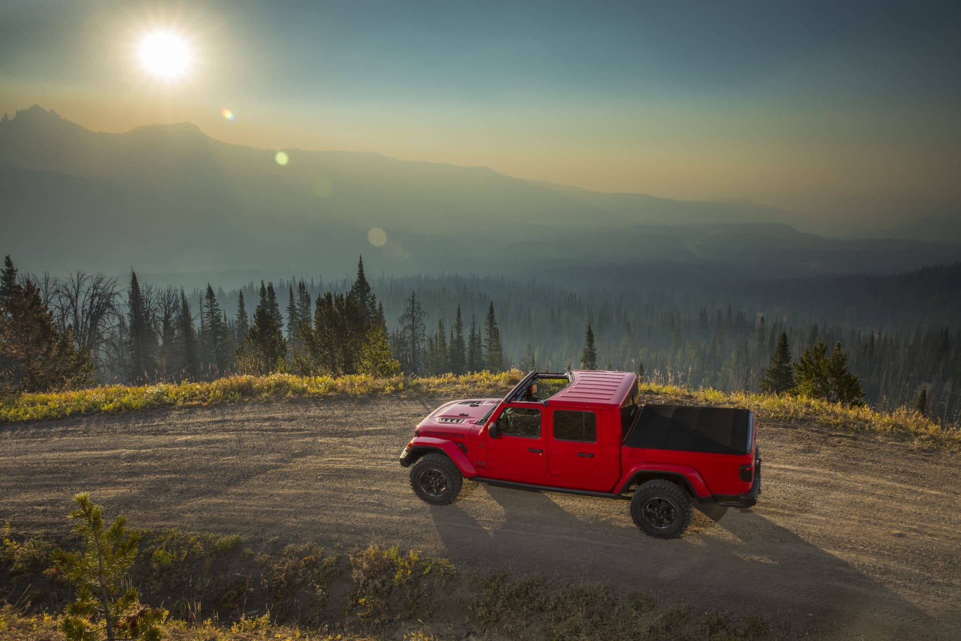 Jeep Gladiator disfrutando de un entorno natural sereno.
