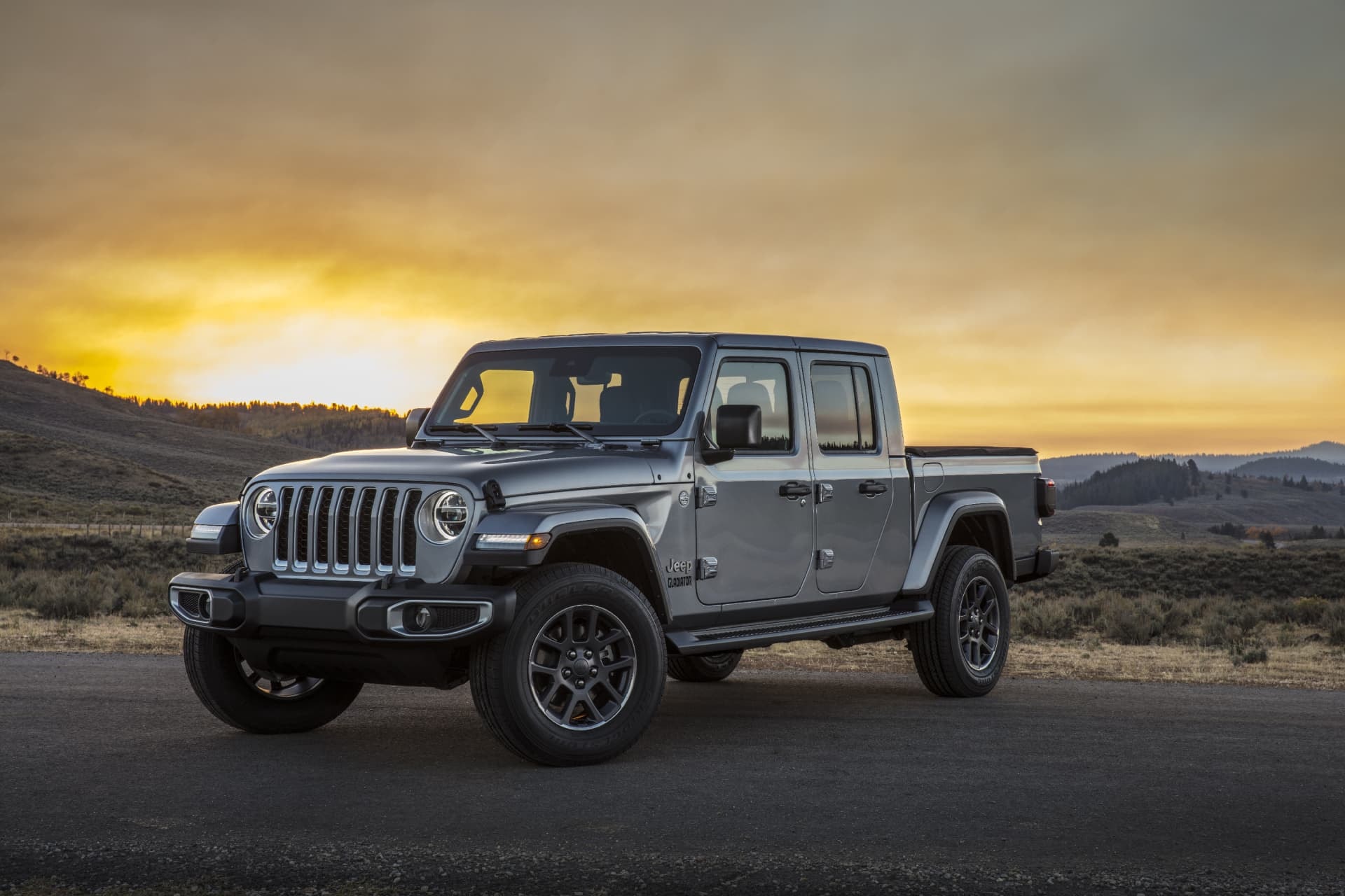 Vista frontal del Jeep Gladiator en tono gris, exhibiendo su robustez.