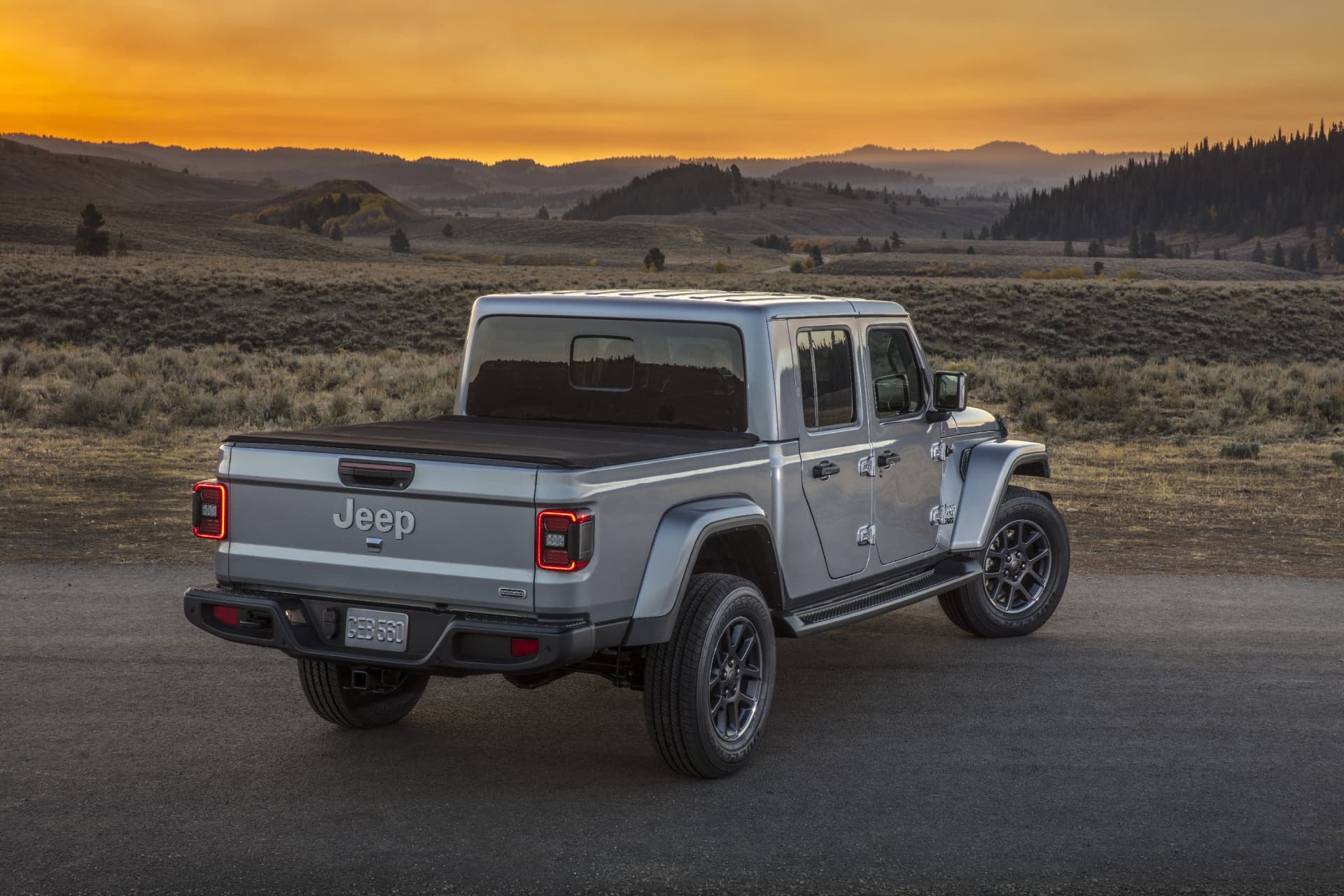Trasera del Jeep Gladiator con su caja abierta y cielo al atardecer.