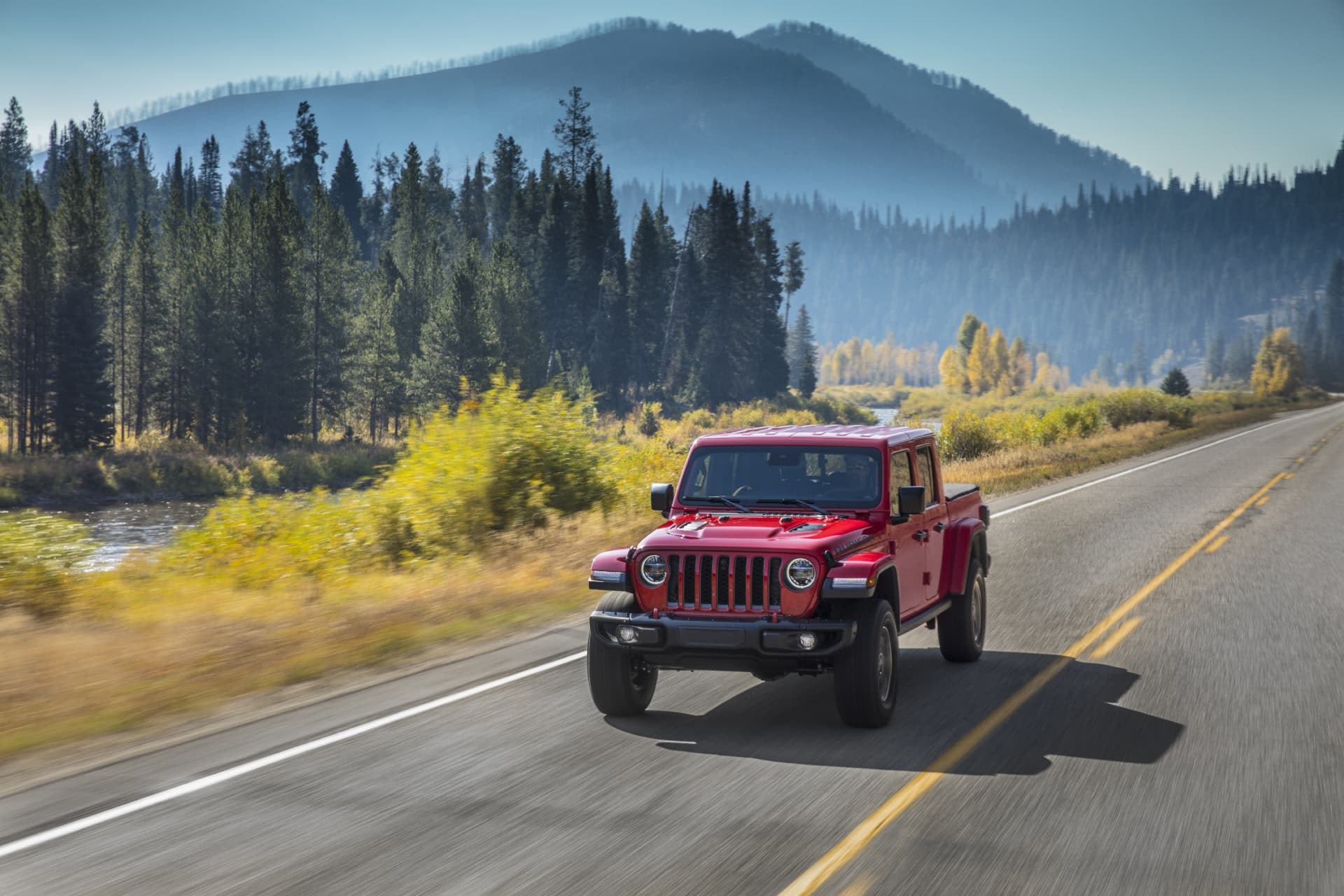 Vista lateral y delantera del Jeep Gladiator, captando su esencia aventurera.