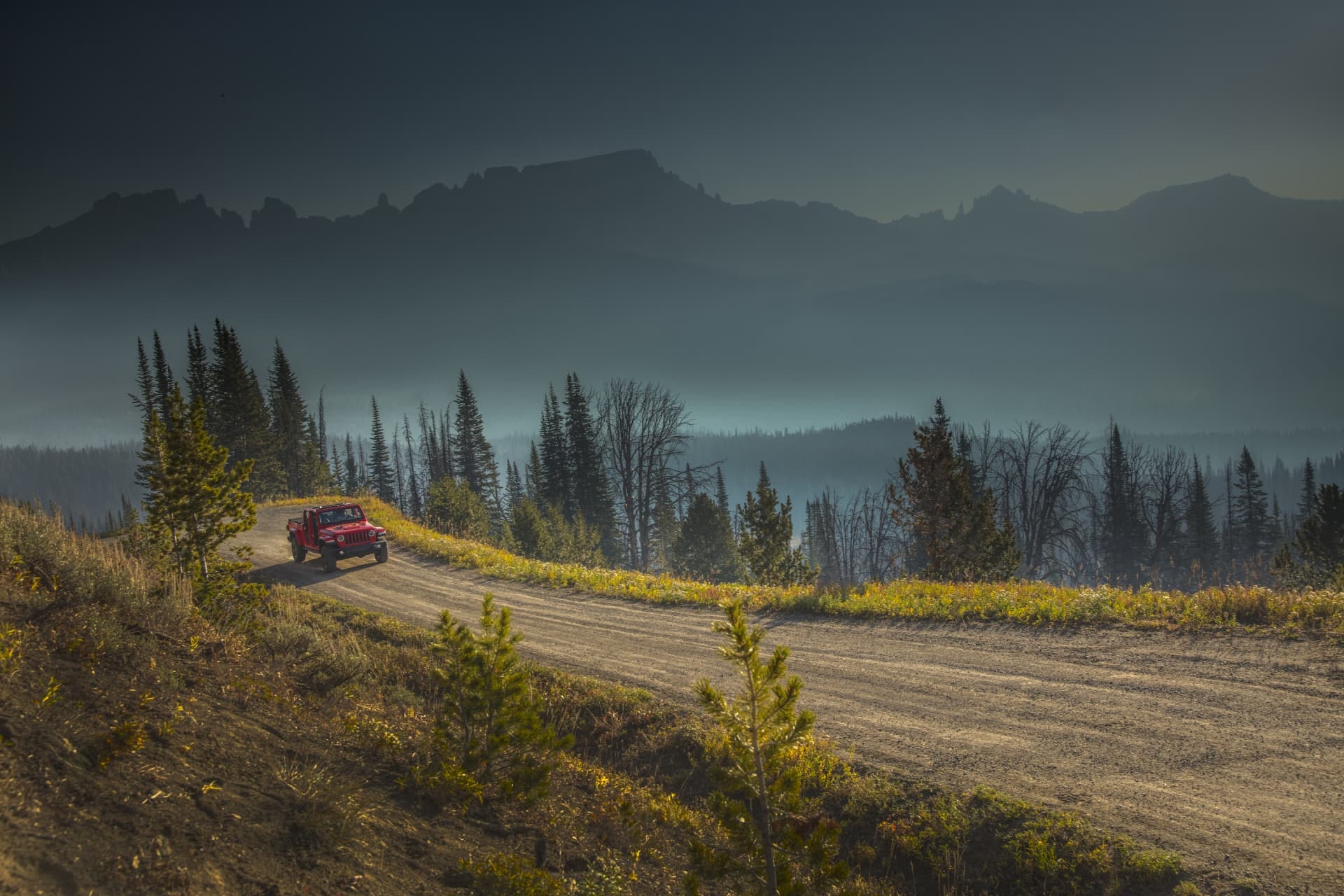 Jep Gladiator en un paisaje montañoso, ideal para apreciar su diseño y capacidad.