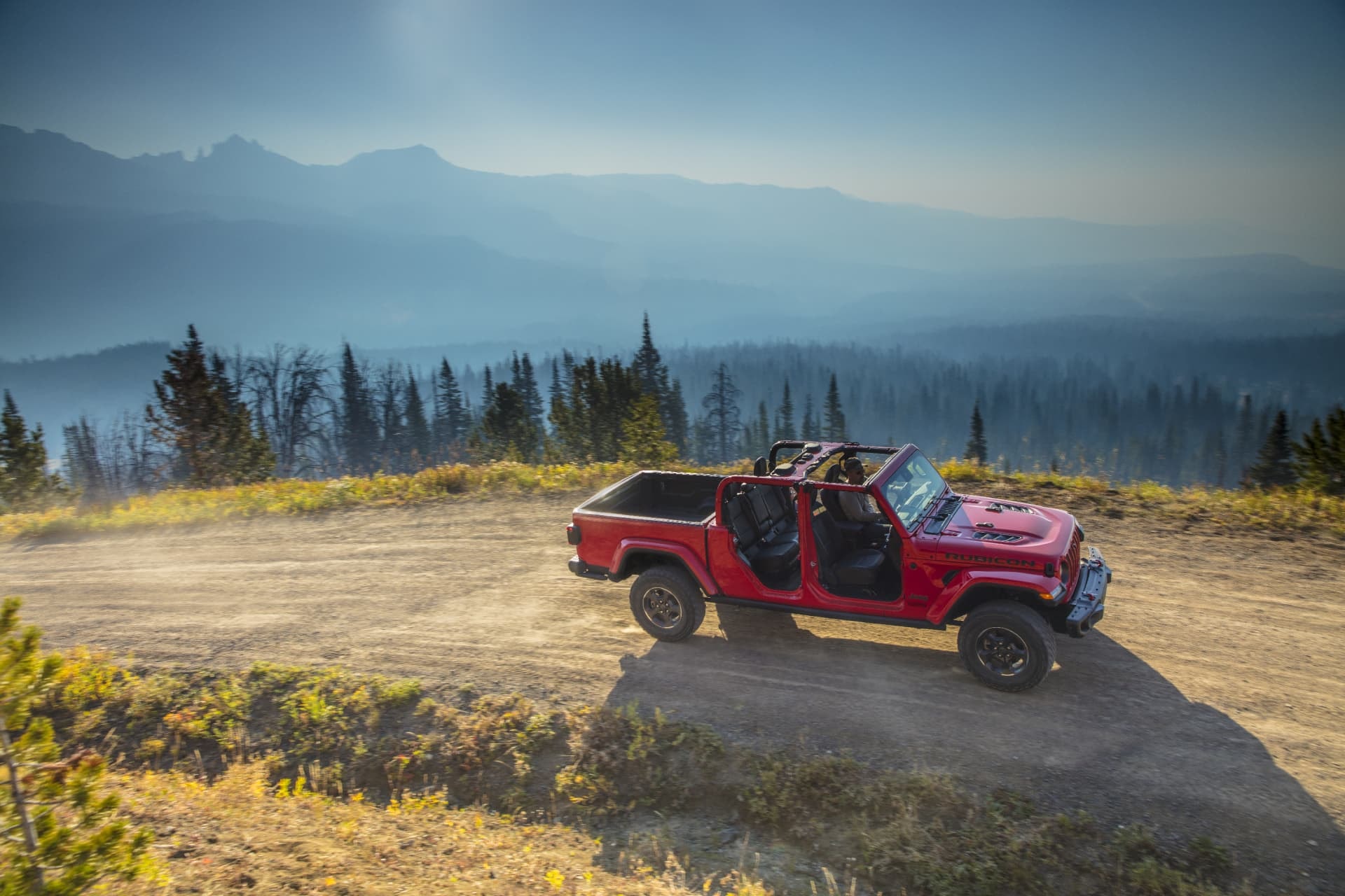 Jeep Gladiator con techo abierto disfrutando del paisaje montañoso.