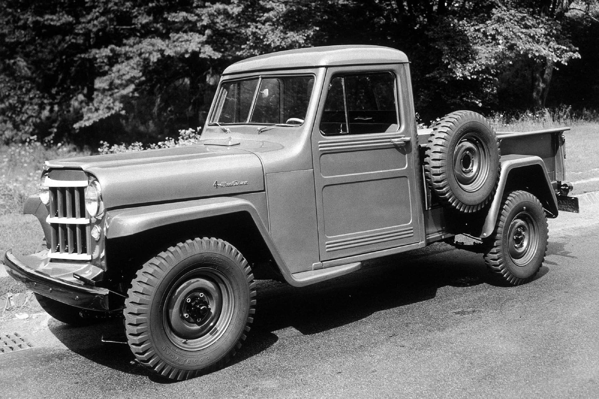 Imagen histórica del Jeep Gladiator, se aprecian las líneas originales y diseño robusto.