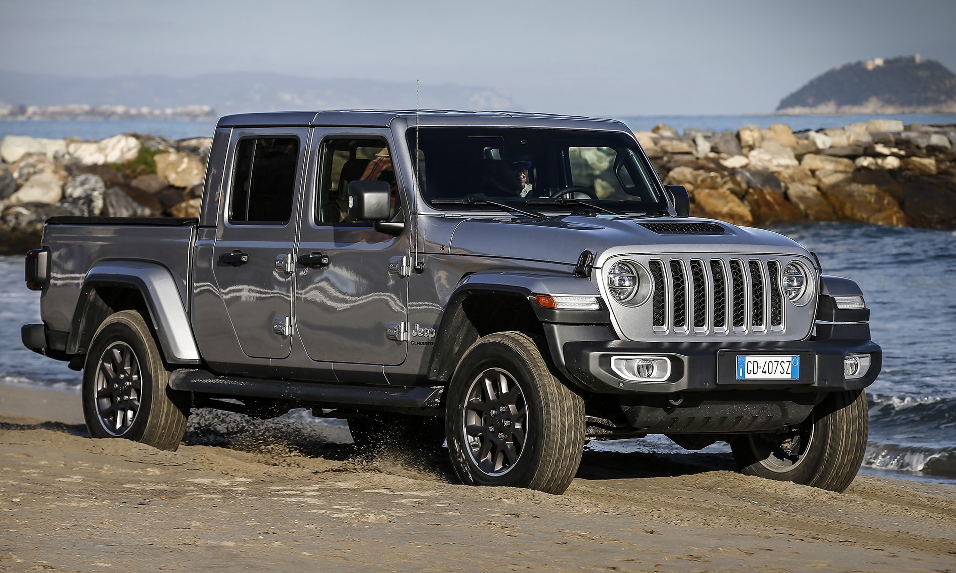 El Jeep Gladiator destaca en la playa con su diseño robusto y moderno.