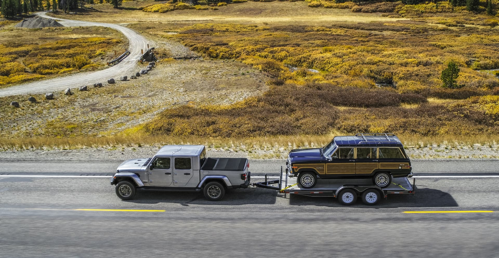 Jeep Gladiator y su predecesor en ruta, un paralelismo entre pasado y presente.