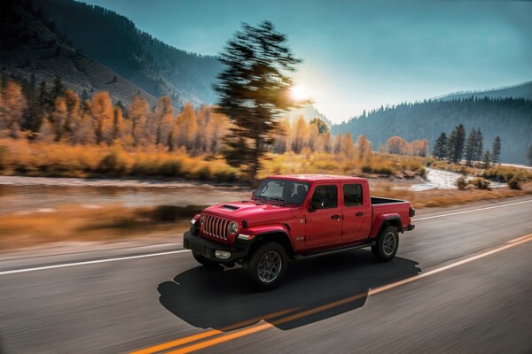 Jeep Gladiator en color rojo recorriendo una carretera asfaltada.