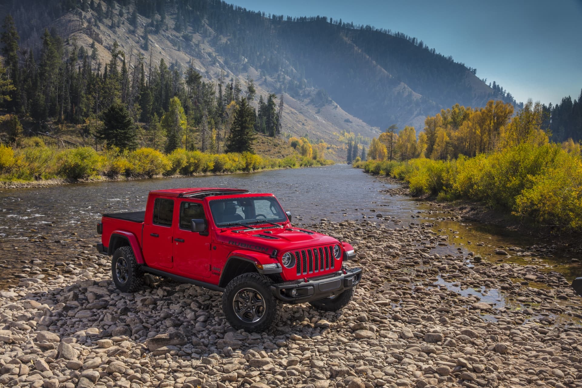 Jeep Gladiator en rojo destacando su capacidad todoterreno.
